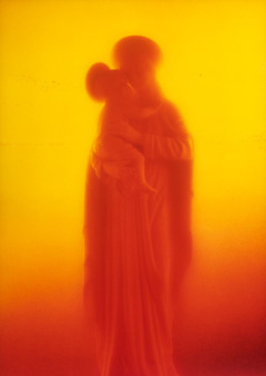 Andres Serrano: Madona s djetetom, cibachrome, 1987. (foto reprodukcije: R. Kosinožić)